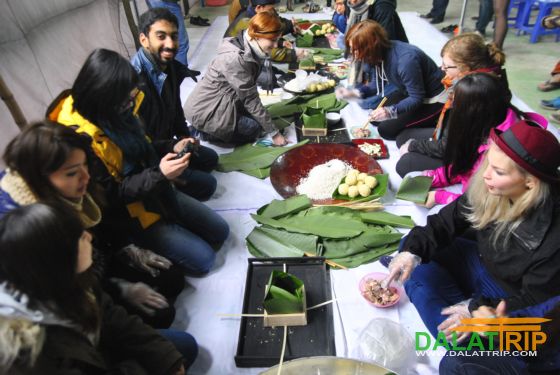 Foreign tourists learn to make the Tet cake