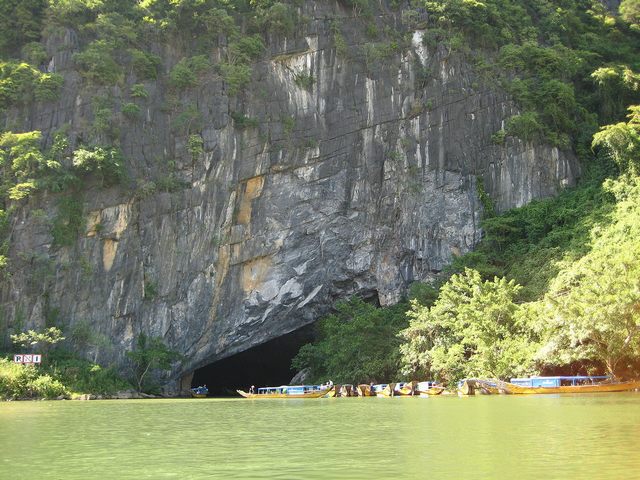 The entrance of Phong Nha cave