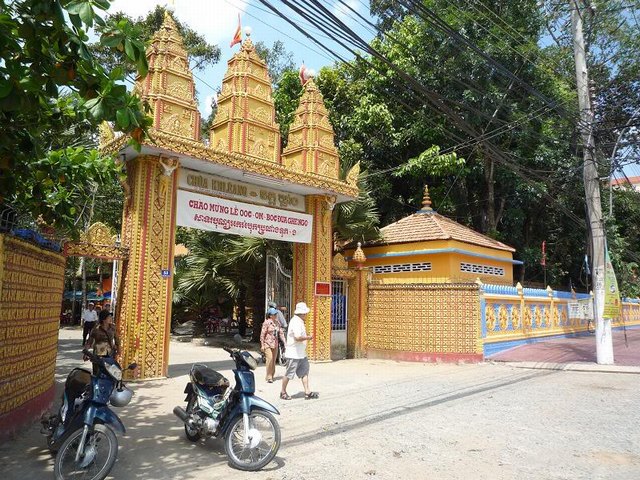 The gate of Khleang Pagoda