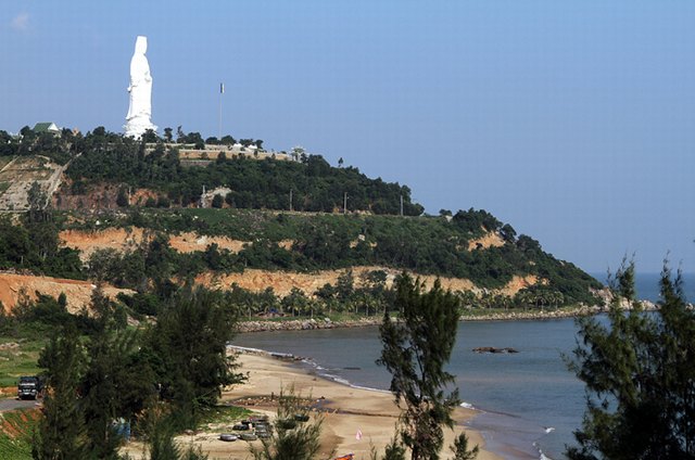 view of Linh Ung pagodaview of Linh Ung pagoda
