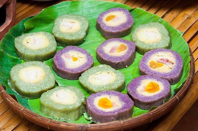 Cylindrical glutinous rice cake with magenta plant