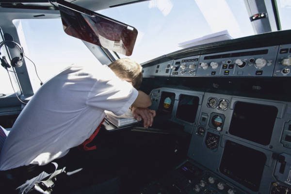 The pilot fell asleep in the cockpit - Photo goodmad