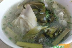Artichoke stewed pork soup, the speciality of the flower city