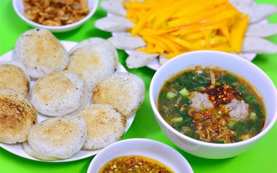 Can cake is a very delicious dish in Dalat